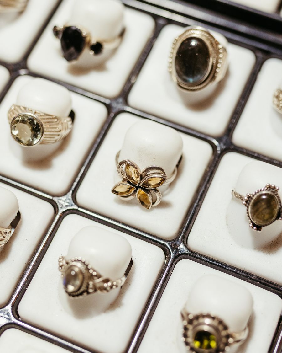 Bague presentee dans une vitrine de bijouterie