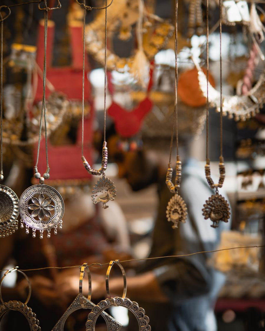 Bijoux artisanaux photographies sur un marche traditionnel