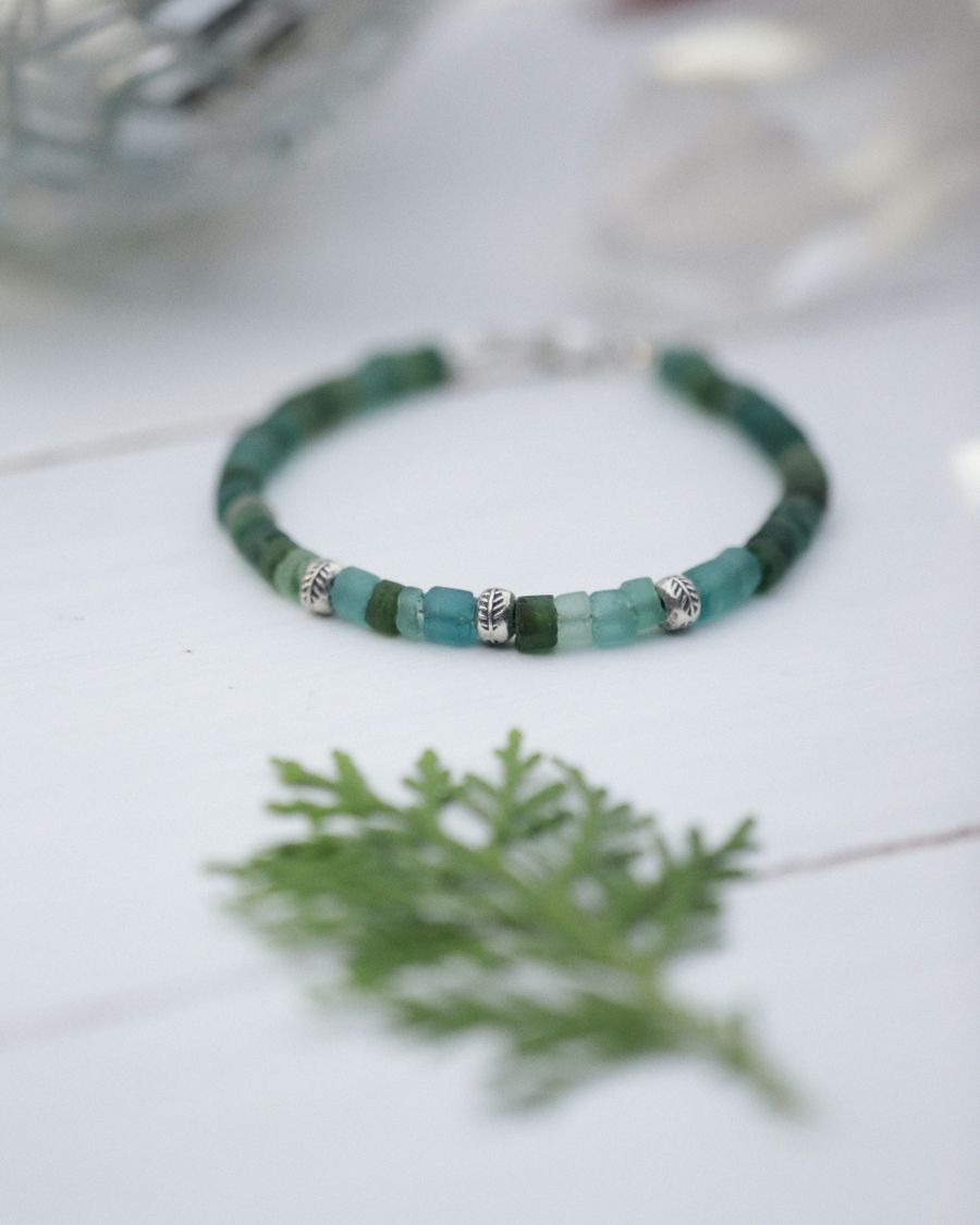 Bracelet photographie sur un presentoir de bijouterie