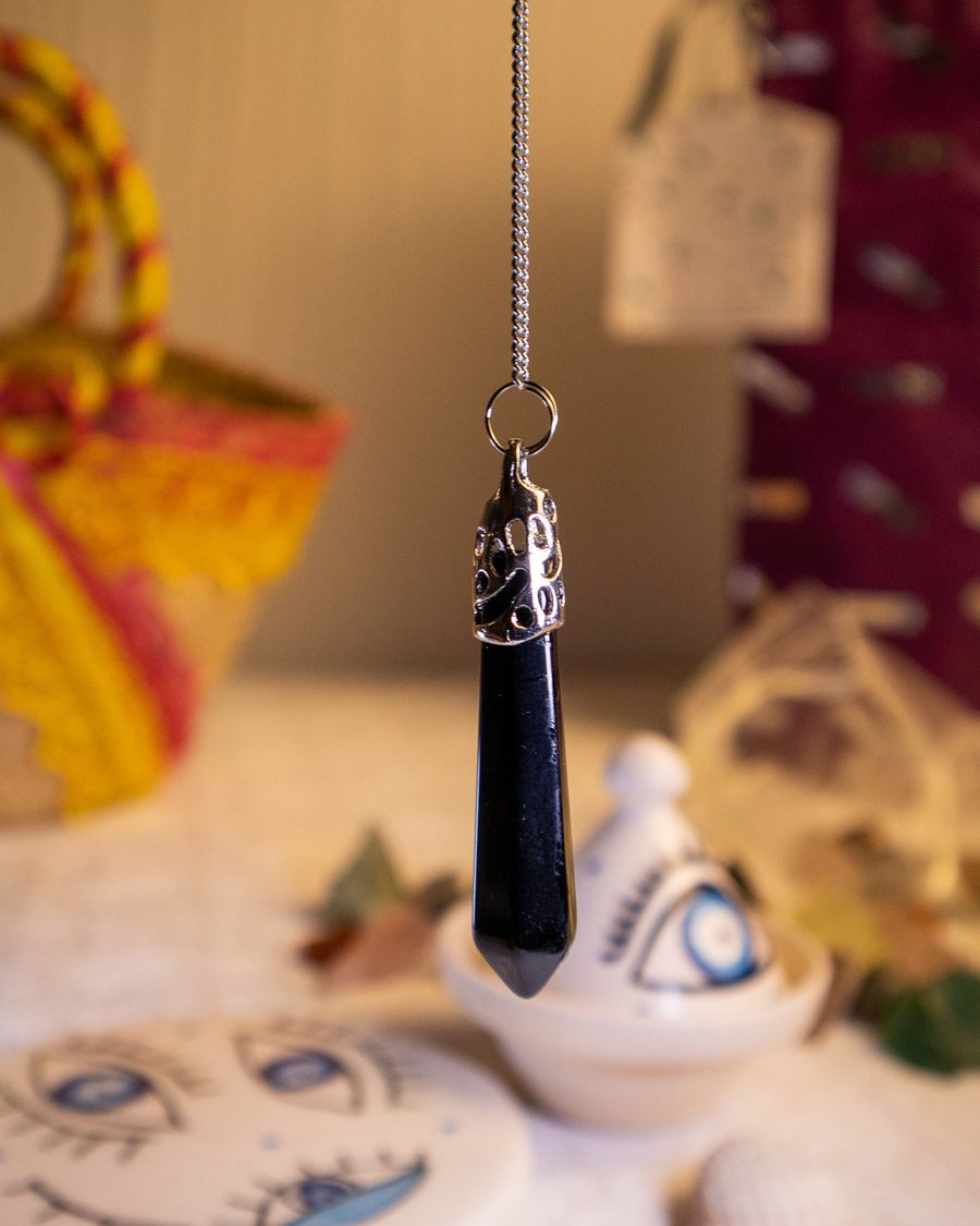 Pierres colorees: grenat, amethyste et ambre