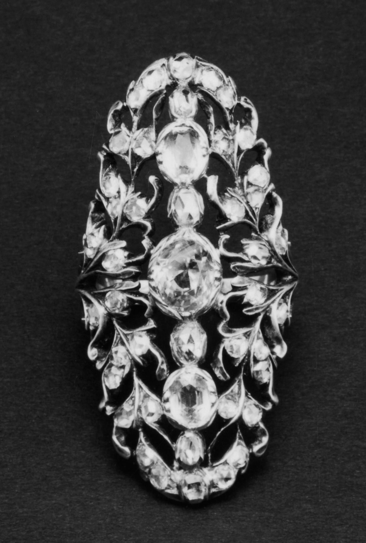 Alliance femme diamant taille fine photographie en composition catalogue