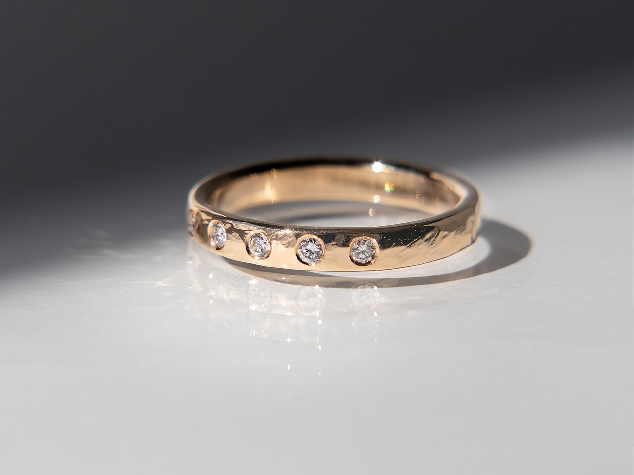 Bague mariage femme diamant discret photographie en composition catalogue