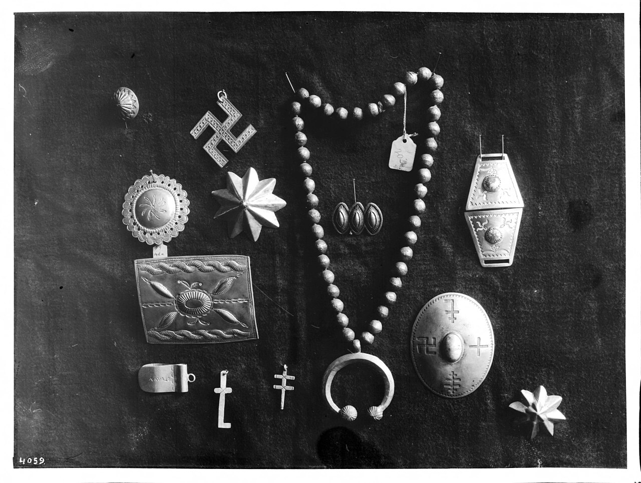 Bague marocaine grenat ceremonial photographie en composition catalogue