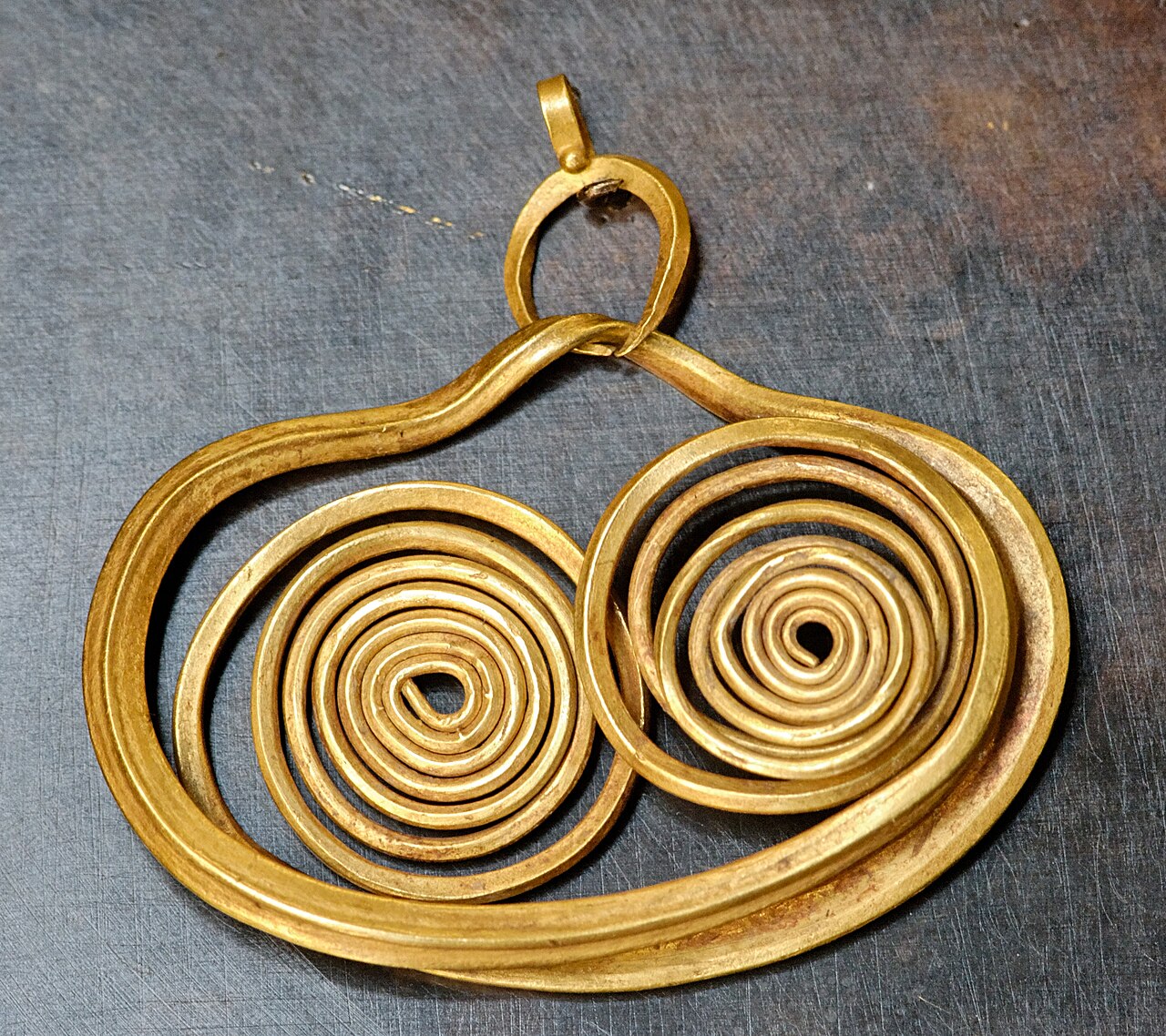 Boucles d oreille or femme creoles fines photographie en composition catalogue