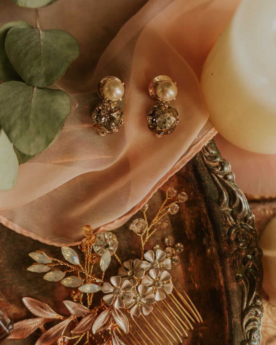 Boucles d oreille plaque or nacre photographie en composition catalogue