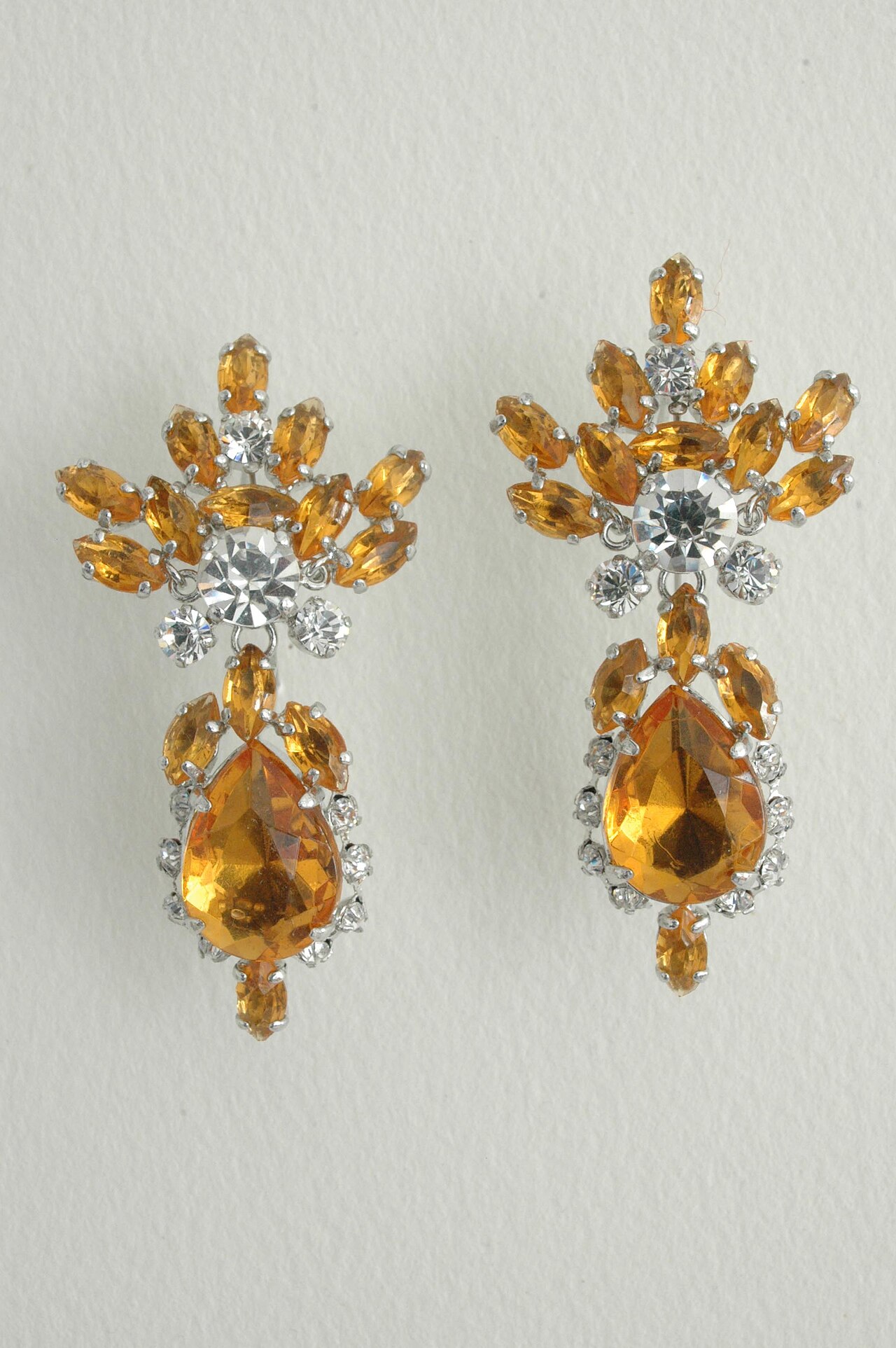 Boucles grenat et or vintage photographie en composition catalogue