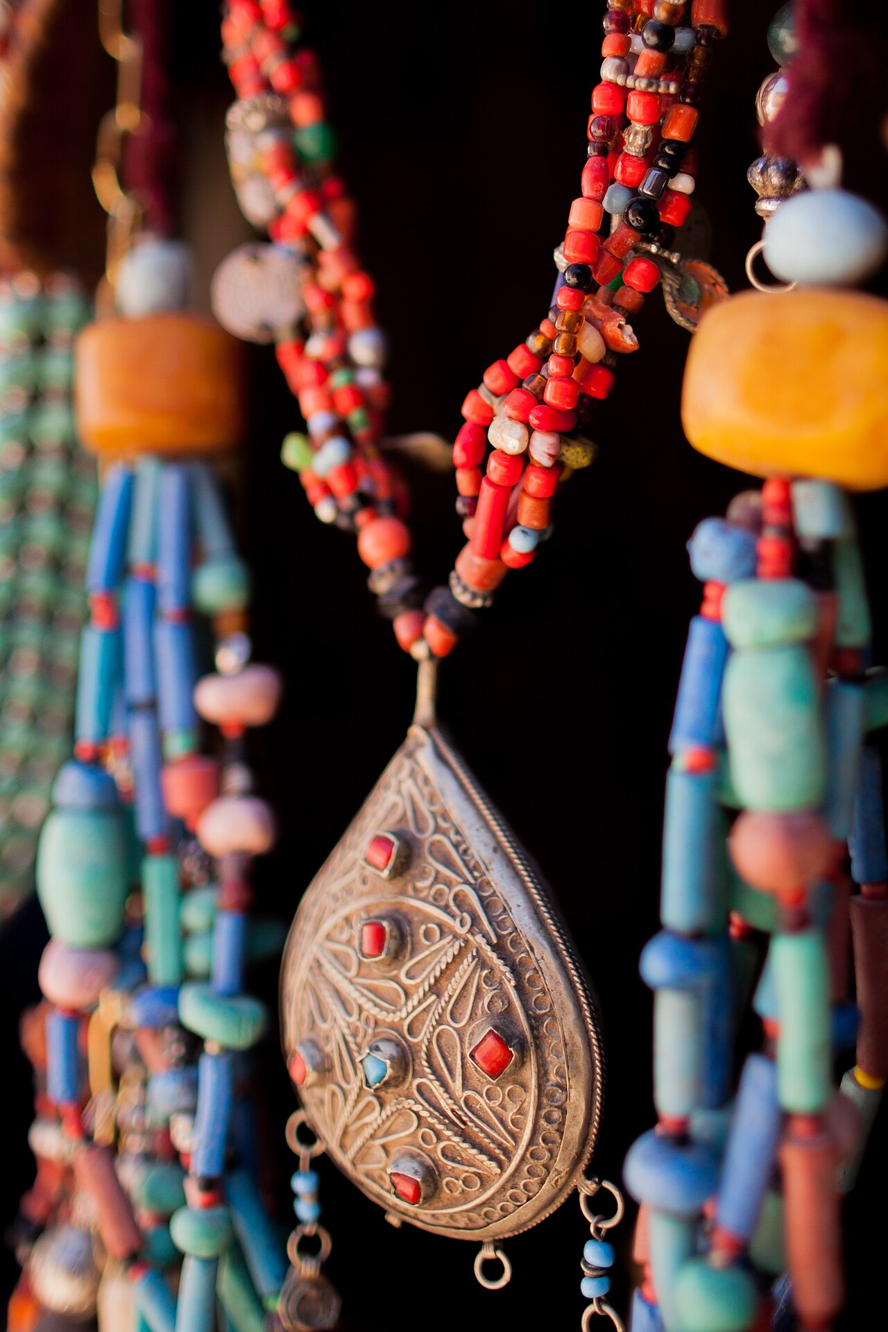 Boucles marocaines goutte gravee photographie en composition catalogue