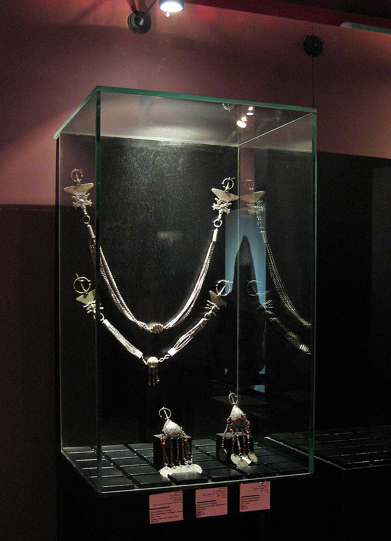 Boucles marocaines perles dorees photographie en composition catalogue