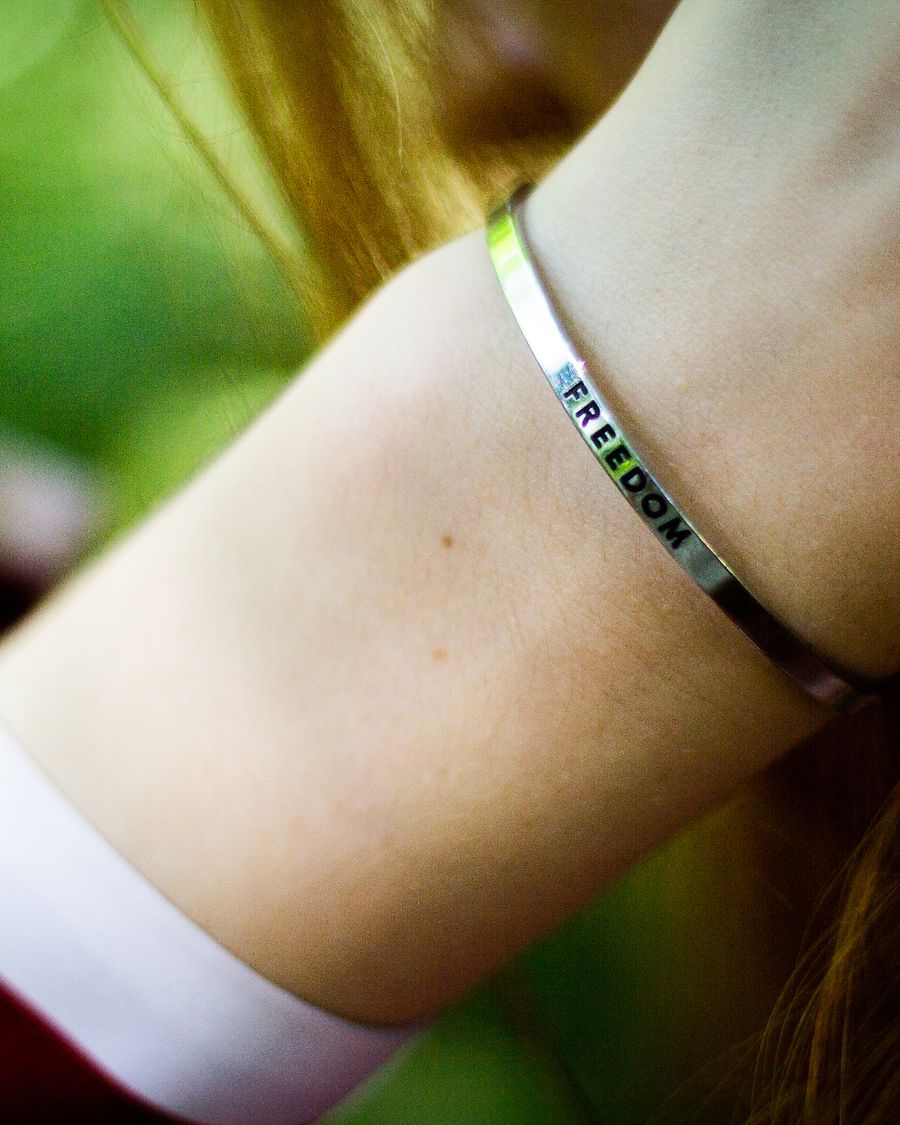 Bracelet argent femme jonc ouvert photographie en composition catalogue
