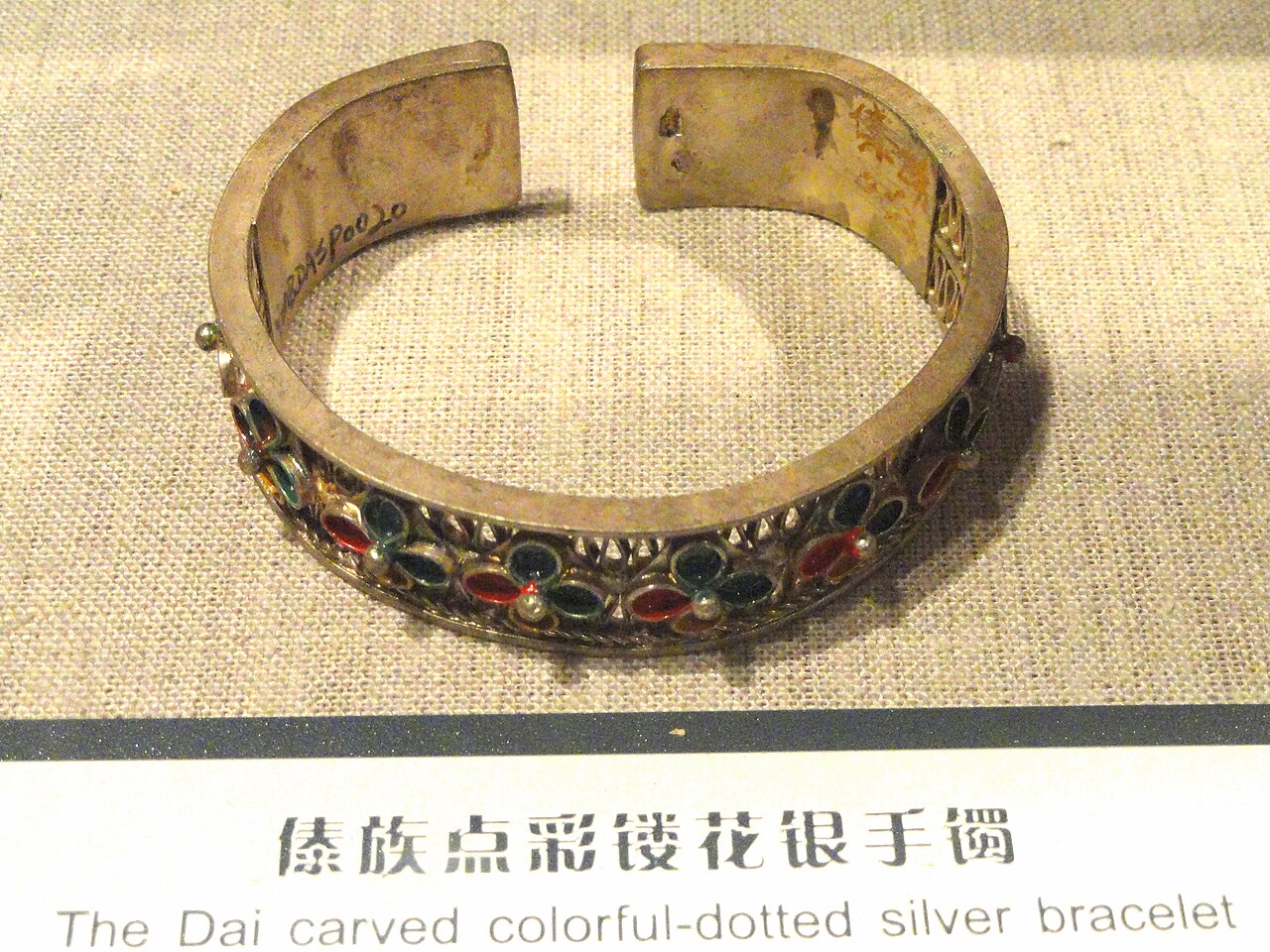 Bracelet manchette doree ceremonie photographie en composition catalogue