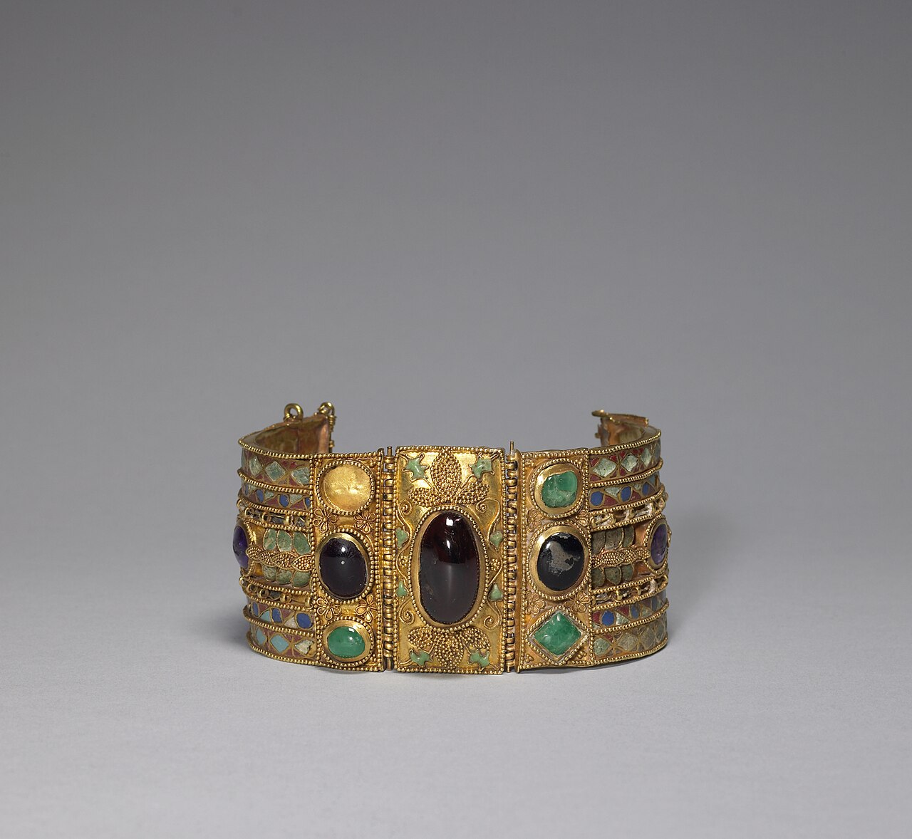 Bracelet marocain manchette gravee photographie en composition catalogue