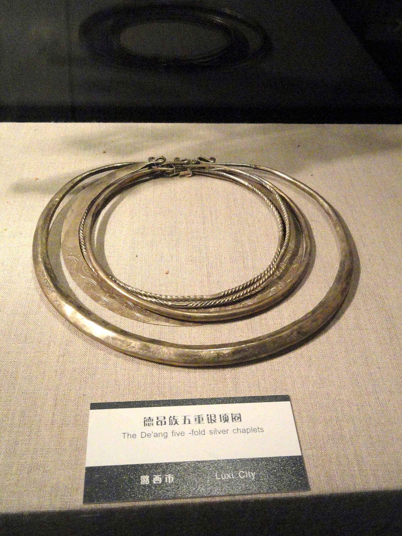 Collier de perles baroques photographie en composition catalogue
