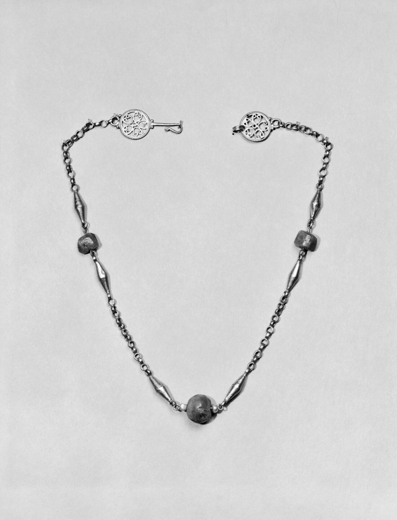 Collier femme or maille fine photographie en composition catalogue
