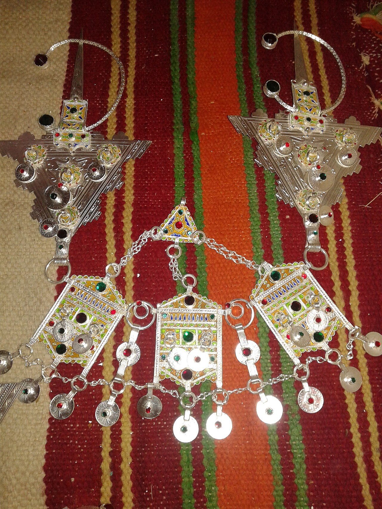 Collier marocain pendentif grenat photographie en composition catalogue