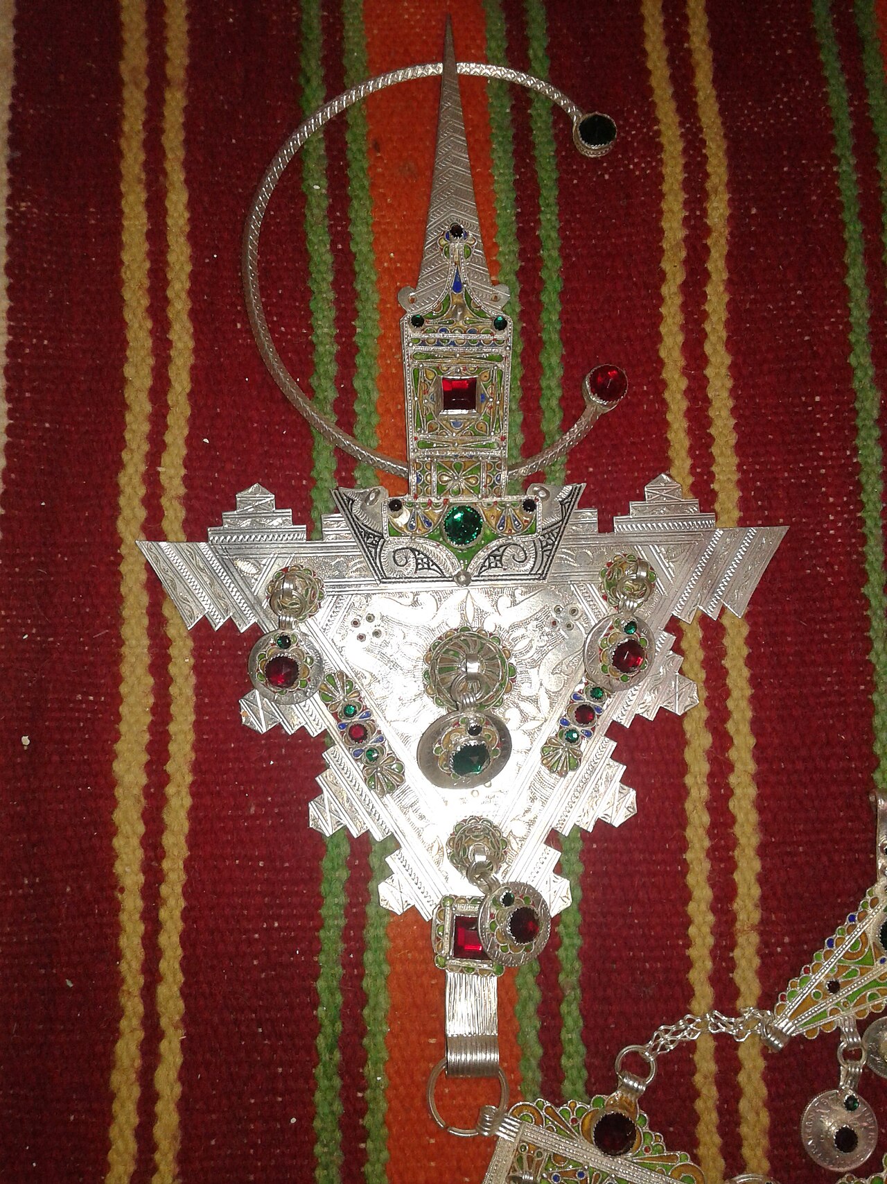 Collier marocain perles dorees photographie en composition catalogue