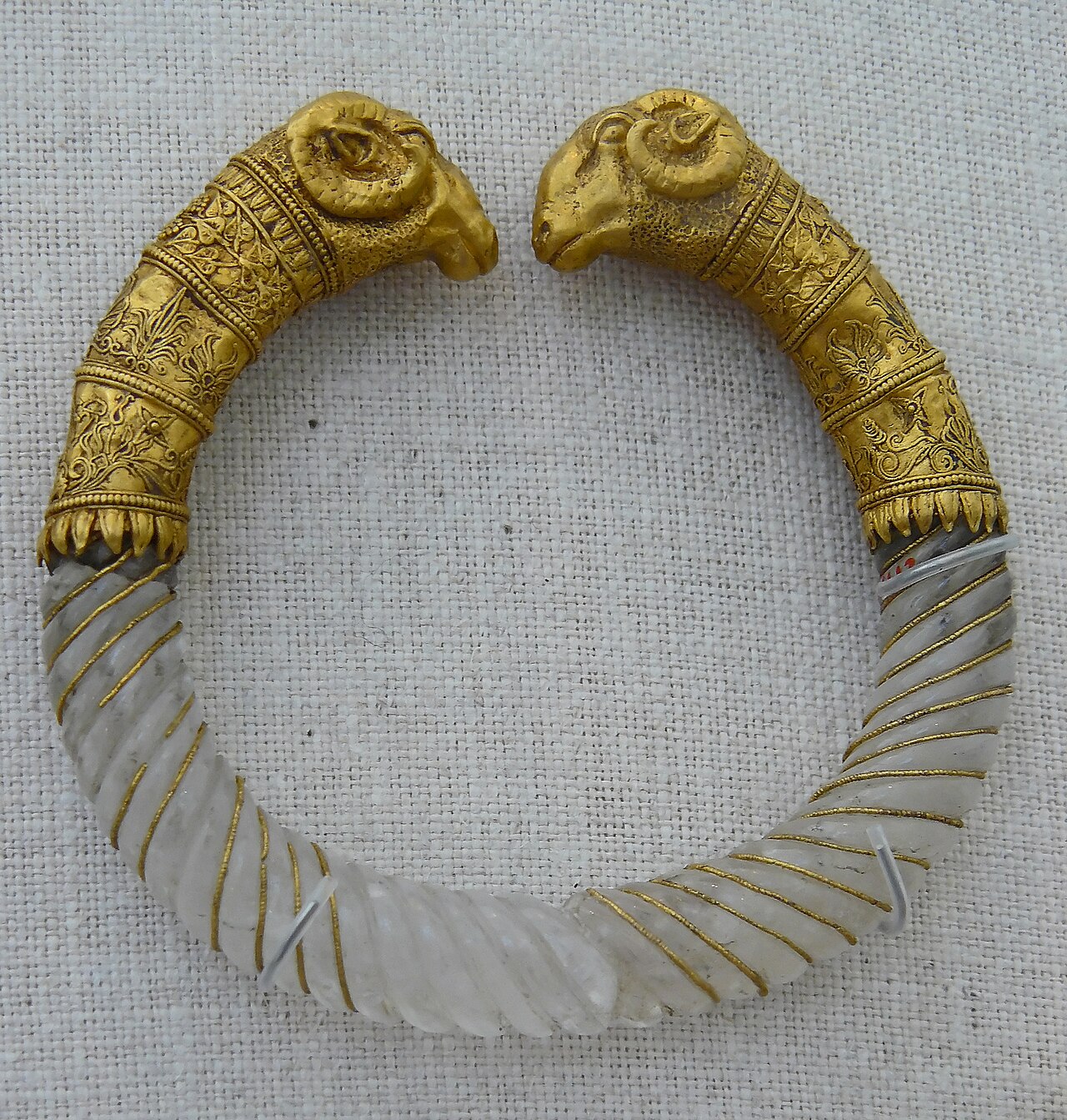 Collier marocain plaque gravee photographie en composition catalogue