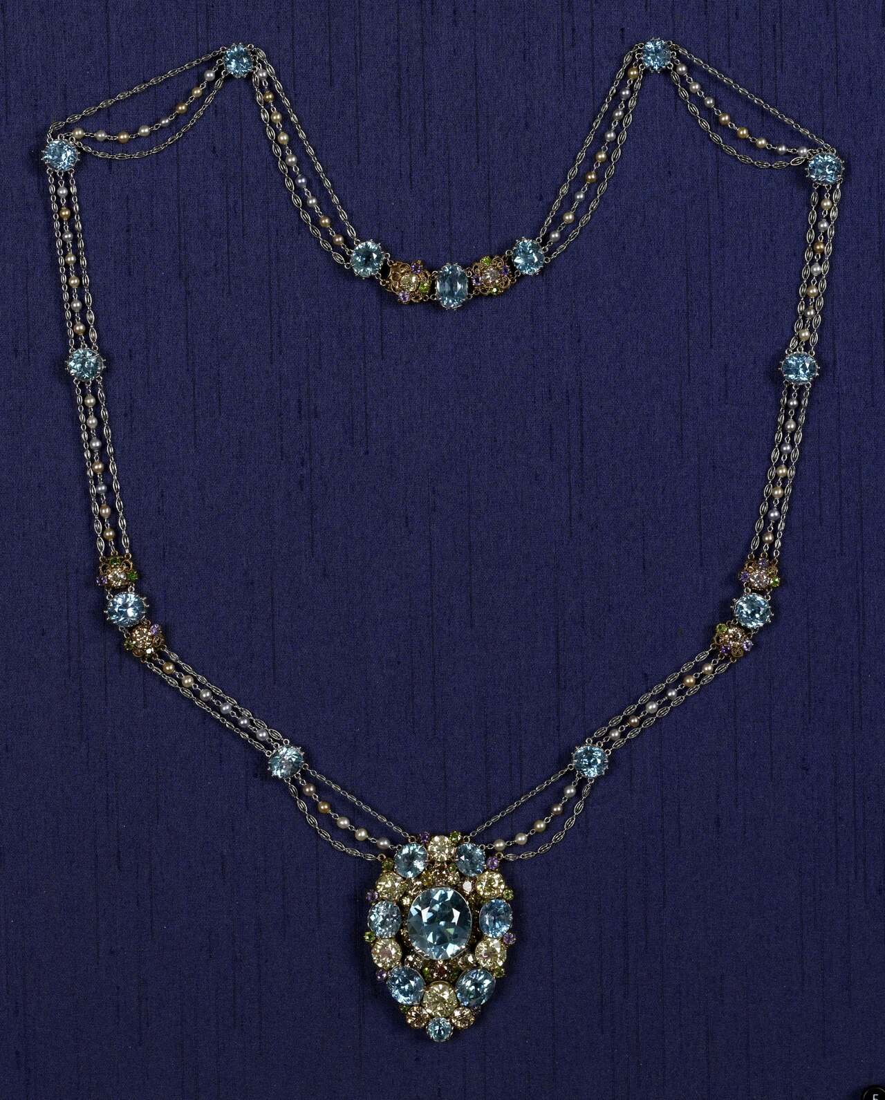 Collier multi perles dore photographie en composition catalogue
