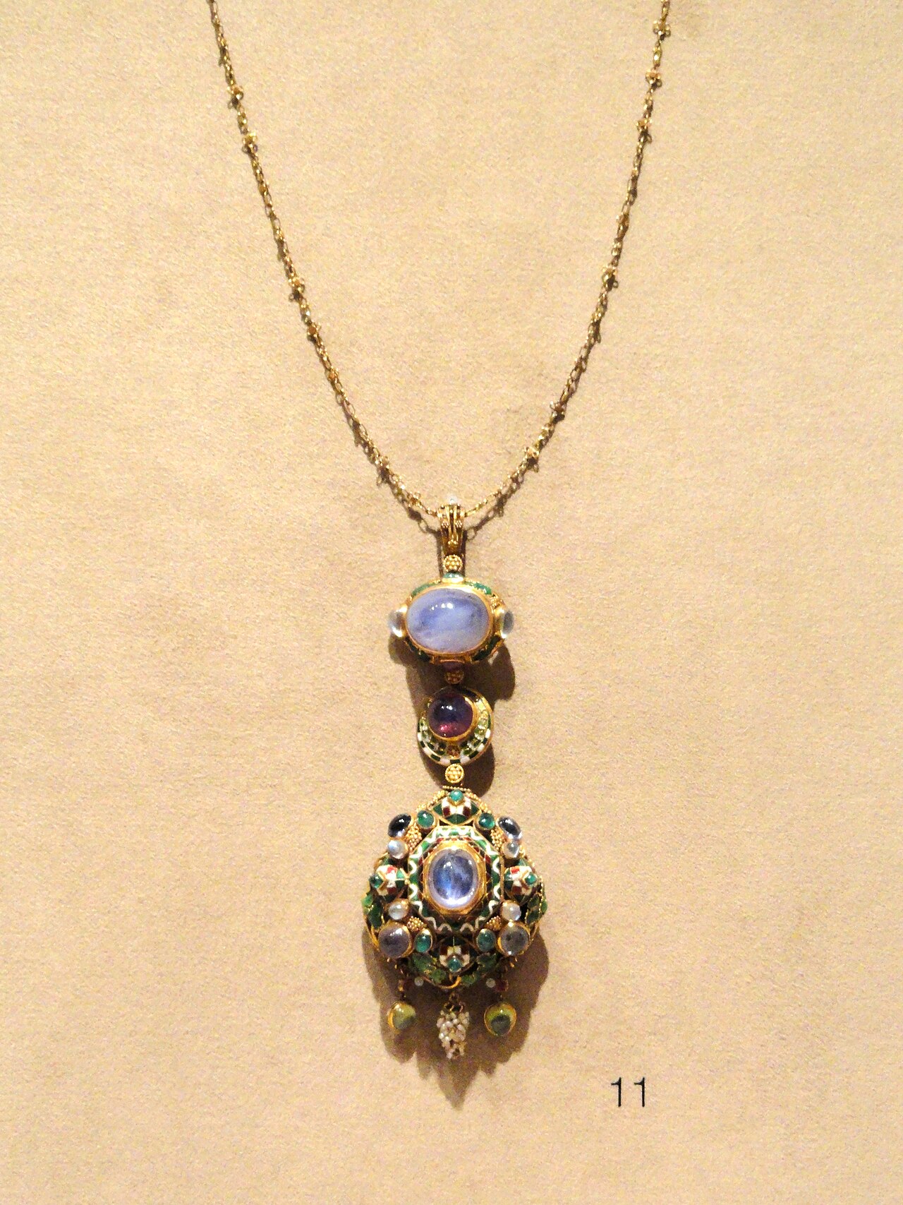 Collier pendentif diamant discret photographie en composition catalogue