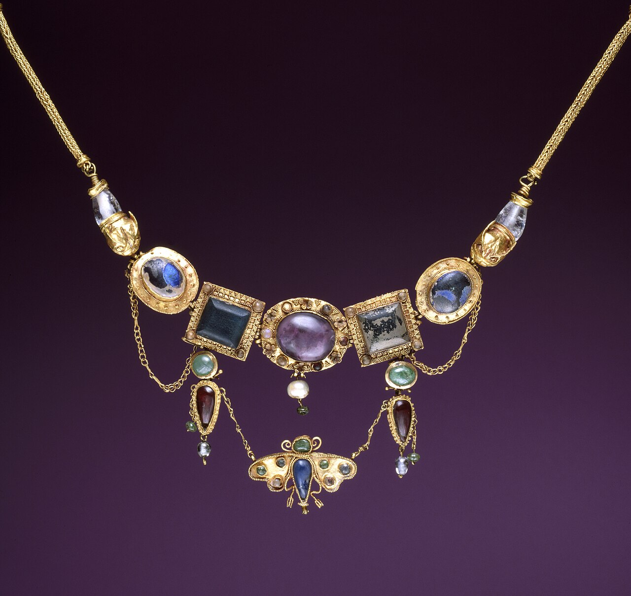 Collier ras de cou perles ivoire photographie en composition catalogue