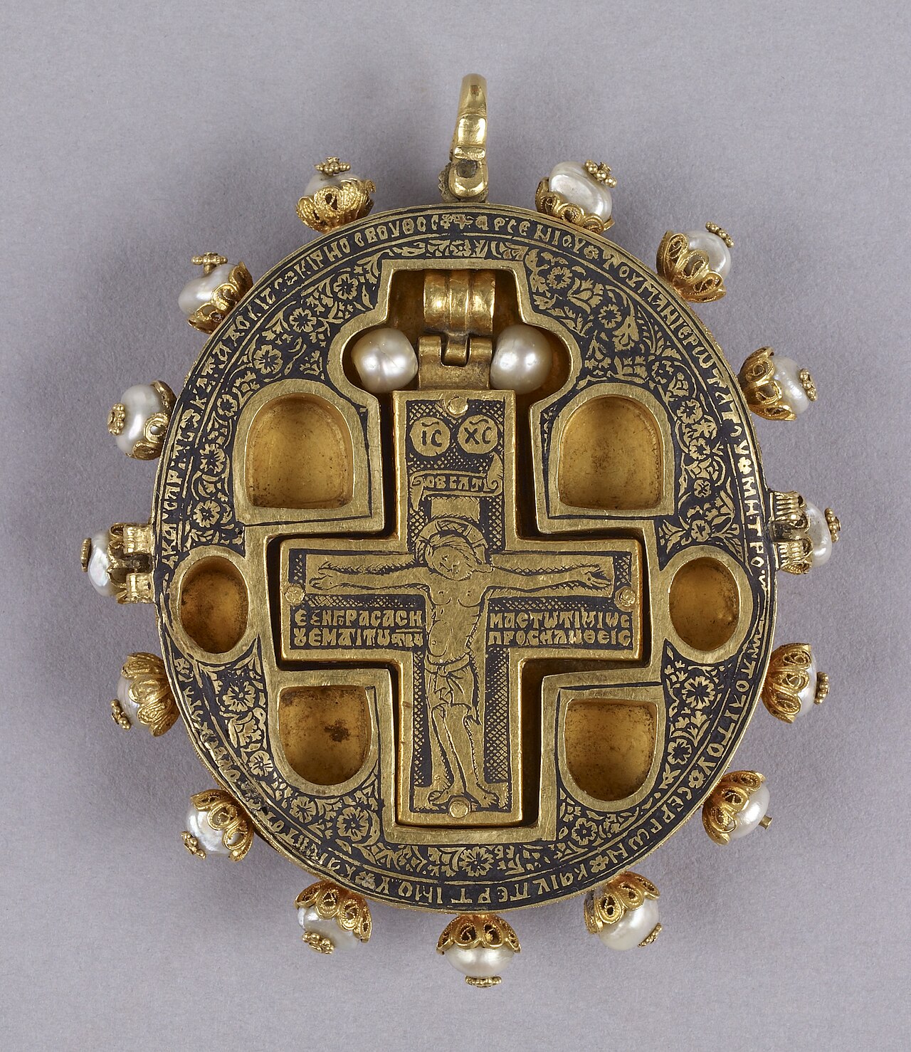 Pendentif initiale doree photographie en composition catalogue