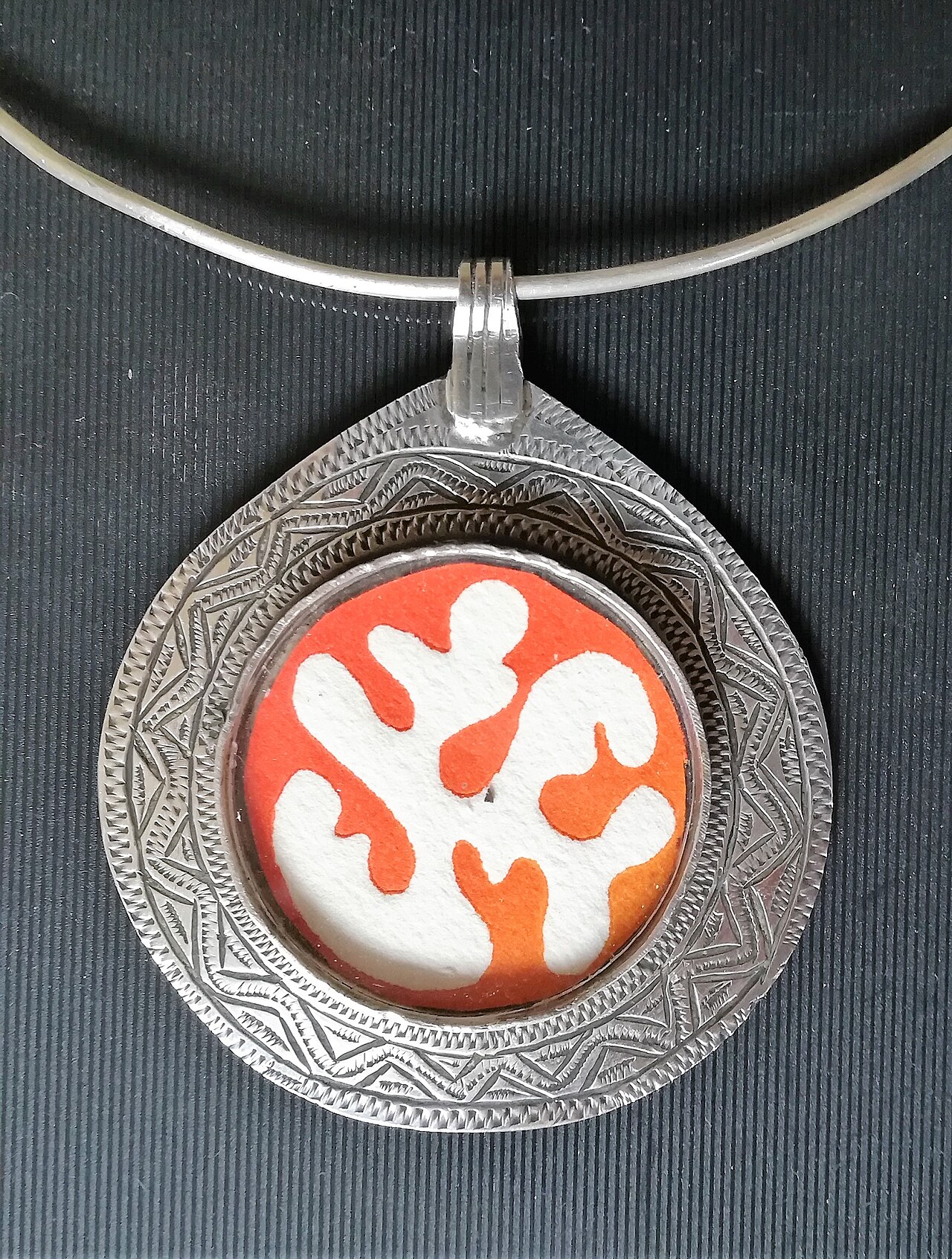 Pendentif marocain medaillon cisele photographie en composition catalogue