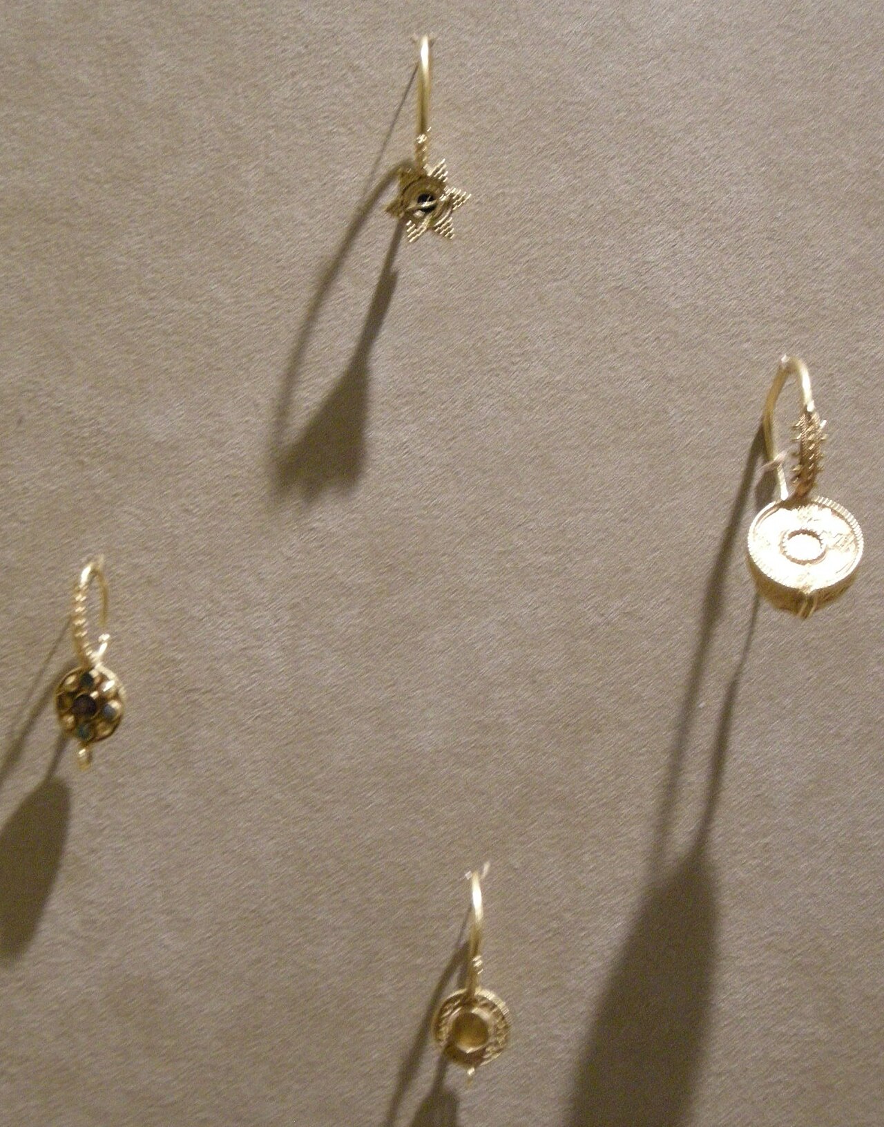 Photographie de bijoux pour la collection Boucles d'oreilles en or, perle et style marocain